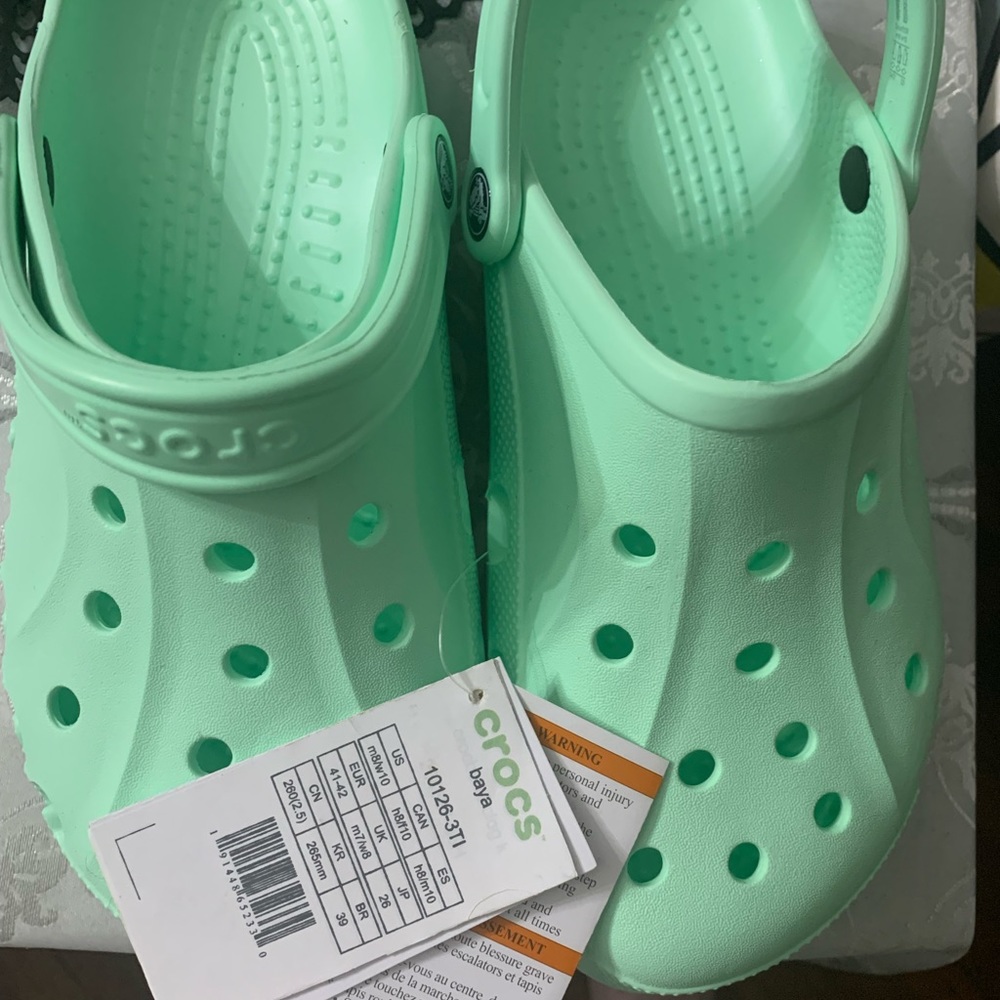 Brand new with tags crocs, mint green color. Size men’s 8 amd woman’s 10